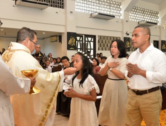 Sukacita Misa Peringatan Tubuh dan Darah Kristus Bersama dengan Penerimaan Komuni Pertama